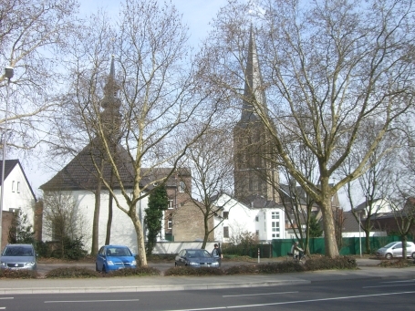Viersen-Süchteln : Westring, Evangelische- ( links im Bild ) und Katholische Kirche